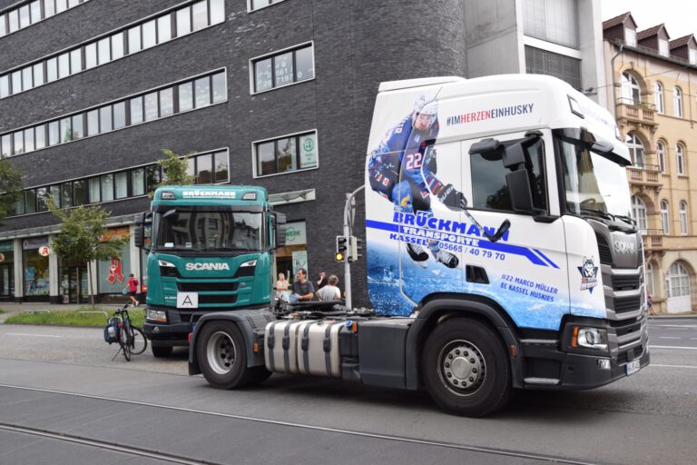 Zugmaschinen von Brückmann Transporte in der Stadt