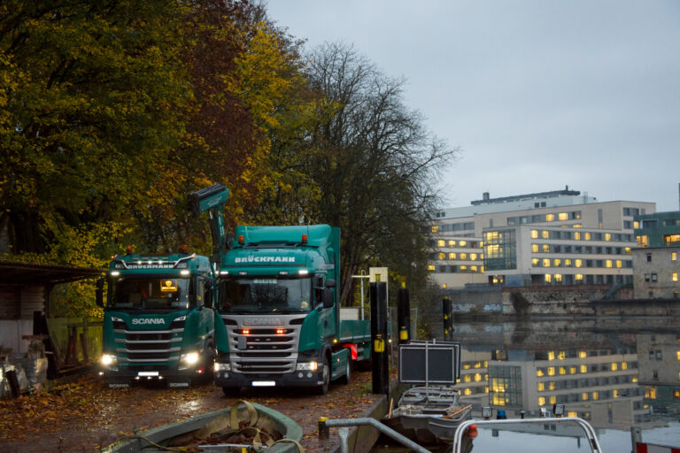Lkw mit Ladekran im Einsatz auf einer Baustelle