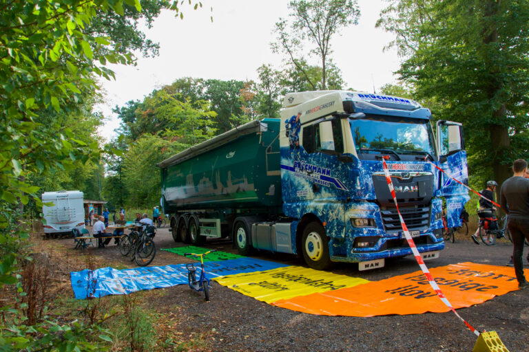 Lkw von Brückmann Transporte in Sonderlackierung