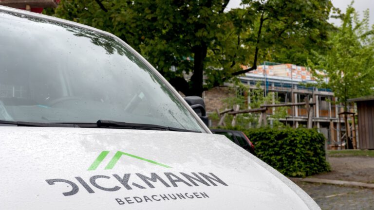 Firmenfahrzeug von Dickmann Bedachungen mit Firmenlogo