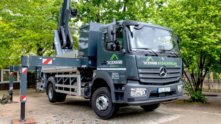 Lkw mit Ladekran von Dickmann Bedachungen
