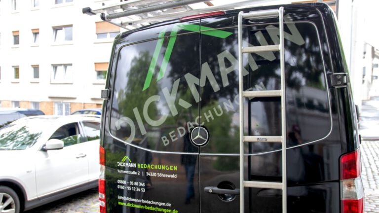 Firmentransporter von Dickmann Bedachungen mit Leiter auf dem Dachträger
