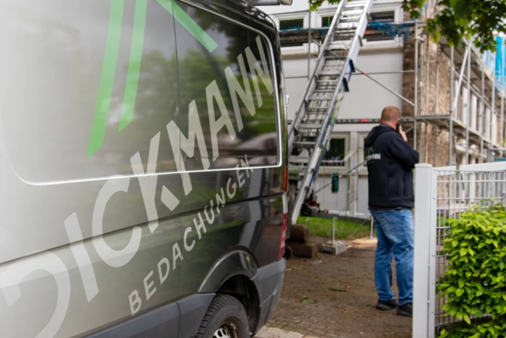 Dachdecker von Dickmann Bedachungen bei der Arbeit auf einem Dach in Kassel